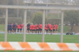 Charla en la hierba.