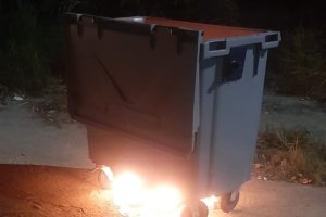 Contenedor incendiado en Olula del Río.