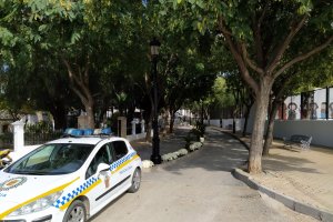 Policía Local en el cementerio de Huércal-Overa.