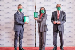 Entrega de los Presupuestos de la Junta a Marta Bosquet.