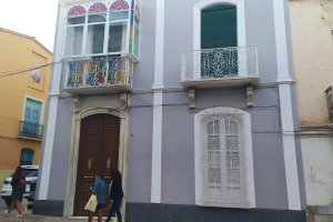 Una de las fachadas del casco cuevano.