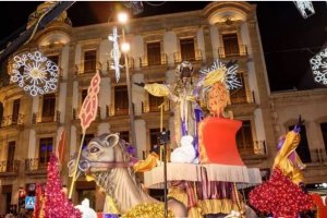 Cabalgata de Reyes Magos pasando por Puerta de Purchena