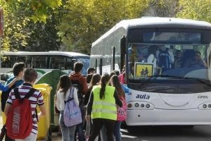 Imagen de archivo de unos escolares tomando el autobús escolar.