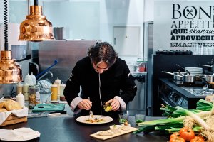 Tony García Espacio Gastronómico, abre la cocina a las 13 horas hasta el cierre.