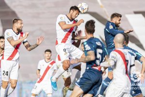 Leo Ulloa salta en una jugada ante el Espanyol con Saveljich detrás.