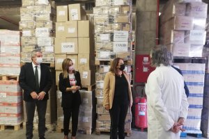 Un momento de la visita al almacén.