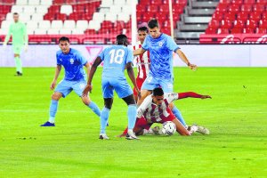 Samú Costa protegiendo el balón frente al Girona.