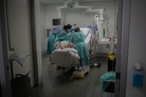 Sanitarias atienden a un paciente en un hospital.