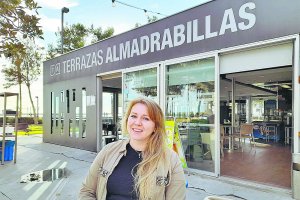 Elena Yaroslavtseva, fotografiada delante de las Terrazas Almadrabillas, de la que es encargada