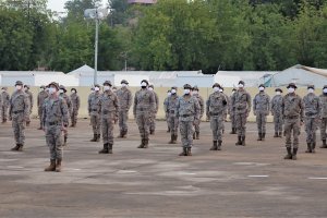 Componentes del contingente durante el acto de condecoración en Koulikoro