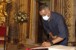 José Gomes firma en el libro de honor de la Iglesia de La Patrona.