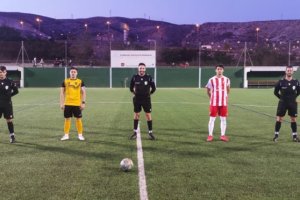 La foto protocolaria con el árbitro y los capitanes.