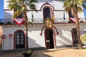 El Ayuntamiento de Cuevas del Almanzora, engalanado con motivo de las Fiestas.