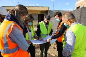 Alcalde de El Ejido y concejales visitando el inicio de las obras.
