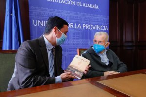 El presidente de Diputación comenta el libro con su protagonista.