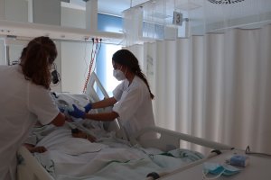 Dos profesionales atienden a un paciente en un hospital del SAS.