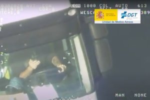 Sostener un dispositivo móvil mientras se va al volante supondrá ahora perder 6 puntos de carnet.