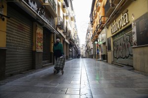 La calle Navas de Granada, vacía y con sus comercios y bares cerrados