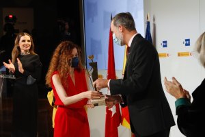 Mar Abad recoge el galardón de manos del rey Felipe VI.