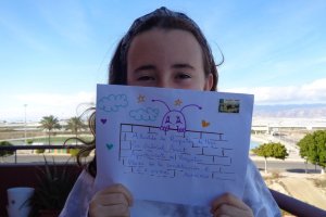 María Cuesta del CEIP. Las Marinas en Roquetas de Mar, muestra la carta enviada al alcalde.