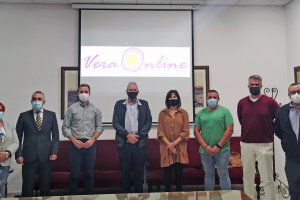 Autoridades y responsables de la iniciativa en su presentación.