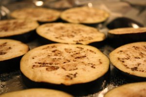 Esta noche os proponemos comer pizzetas de berenjena.