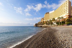 El hotel en el que han sido aislados los 15 migrantes.