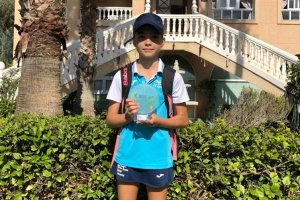 María Ortega posa con el trofeo después de un gran campeonato.