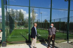 Responsables municipales en las pistas de pádel.