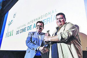 Kiko Medina, recogiendo hace cuatro años en Fical el premio Asfaan por su trayectoria profesional.