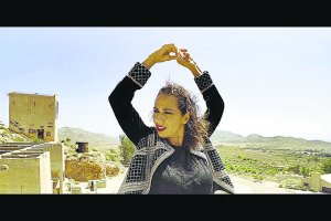 En el documental, Anabel Veloso baila en algunos de los paisajes más imponentes de Almería. Foto: Pañoleta Films