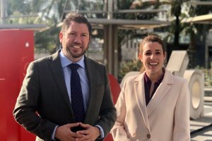 Carlos Fernández, junto a Rocío de Meer, diputada nacional por Vox.