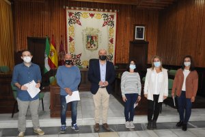 El alcalde de Huércal-Overa junto a los beneficiarios.