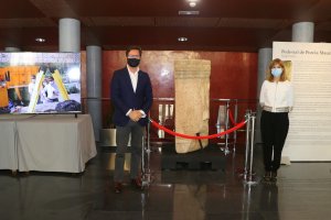 El alcalde de El Ejido y la edil de Cultura junto al pedestal de Porcia Maura.