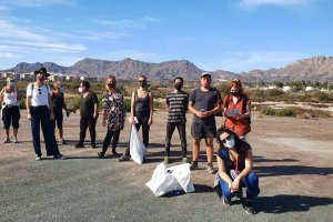 Imagen del grupo de voluntarios tras la recogida.