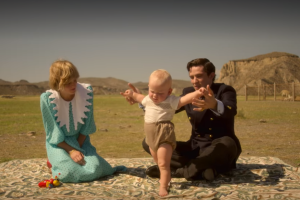 Emma Corrin (Lady Di) y Josh O’Connor (Carlos de Inglaterra) en una Nueva Zelanda recreada en el Llano del Búho de Tabernas para Netflix.