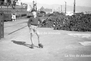 El espigón del muelle de Levante en los años cincuenta. Los niños jugaban esquivando los montones de mineral cuando se pusieron de moda los patines.