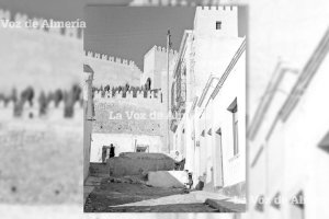 Tramo de la calle Demóstenes que desembocaba por el norte frente a la Alcazaba. Sentado en una silla, tomando el sol, aparece Pepe Sierra.