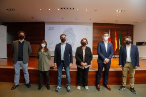 Autoridades, amigos y familiares de Kiko Medina, en el acto de homenaje.