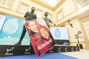 Daniel Grao y Bernabé Rico, con el póster de la película.