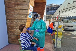 Una vecina de Albox realizándose la prueba.