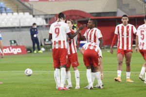 Umar Sadiq e Iván Balliu tras marcar el 2-1 al Mirandés.