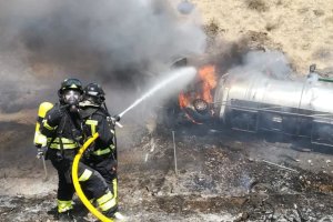 Bomberos de Almería actuando en un accidente de tráfico