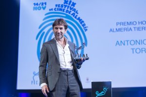 Antonio de la Torre muestra emocionado el premio honorífico de Fical.