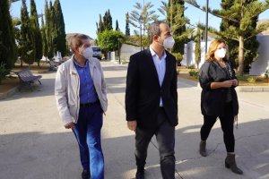 Pedro López (izquierda), junto al alcalde y la concejala de Salud de Carboneras.