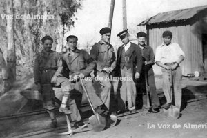 1949. Brigada de la caseta del Cortijo Grande. Con uniforme y gorra de plato, Antonio Navea, el capataz que se encargaba de comandar el grupo.