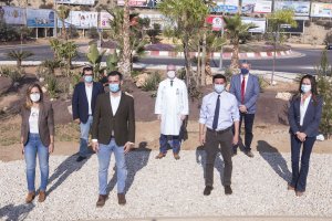 Autoridades tras la plantación de árboles junto a Torrecárdenas.