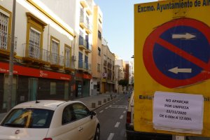 Señalización para la limpieza en la calle Murcia.