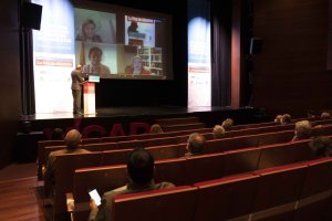 El auditorio escucha con atención las intervenciones de las cuatro ponentes durante la jornada.