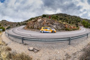 Los vencedores del rally Javier García y Rocio Guerrero, con Renault Clio Sport